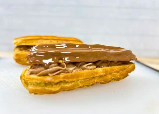 Eclairs with Vanilla or Chocolate Cream (4 Count)